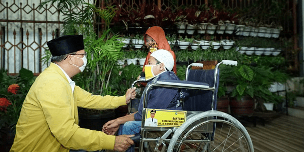 Belum Satu Bulan, Rohidin Tunaikan Janji Kursi Roda untuk Penyandang